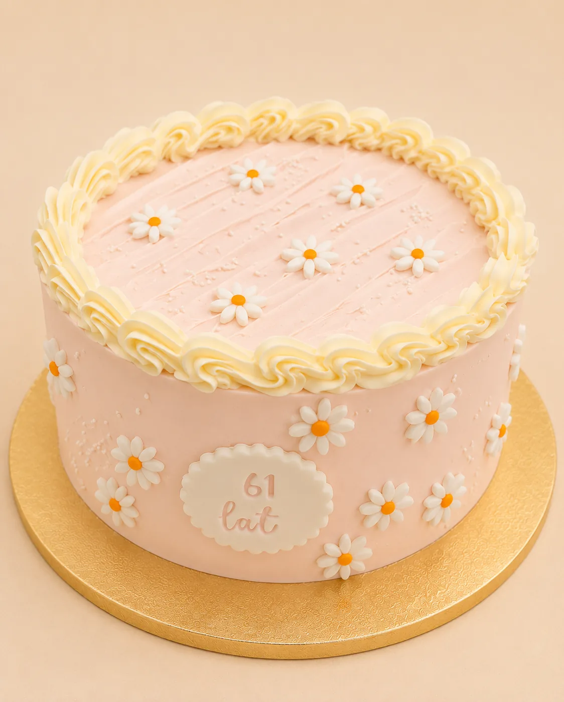 Pastelowy tort z margaretkami i dekoracyjnym rantem